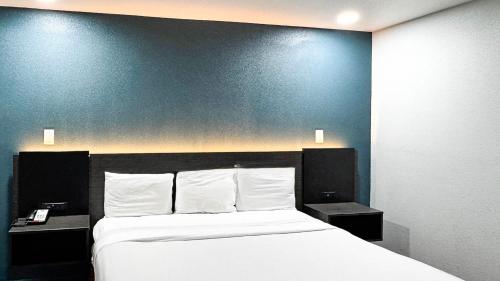 1 King Bed Non Smoking
